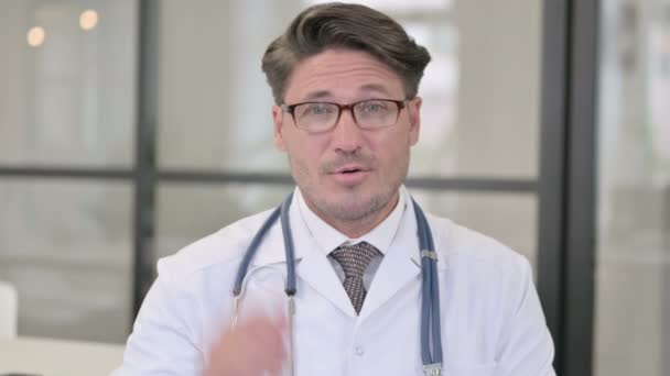 Porträtt av läkare talar på videosamtal — Stockvideo