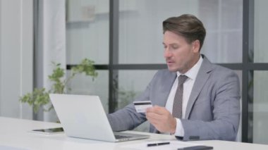 Ofisteki Dizüstü bilgisayarda Orta Yaşlı Adam Çevrimiçi Ödeme Başarısızlığı Yapıyor 