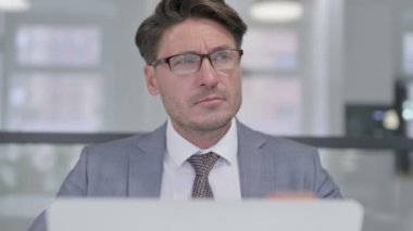Orta Çağ İşadamı Düşünen ve Laptop kullanan Portresi