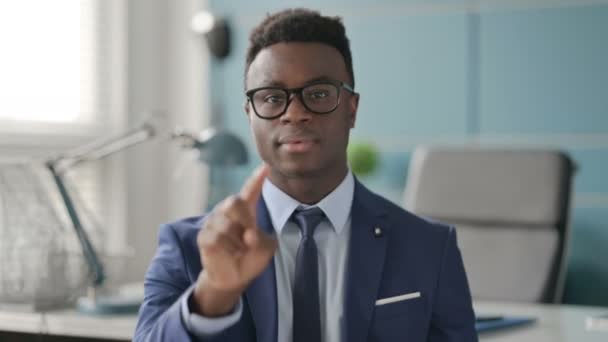 Портрет африканского бизнесмена, указывающего на камеру — стоковое видео