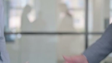 Erkek ve Kadın İş Adamları arasındaki Tokalaşma Kapanışı 