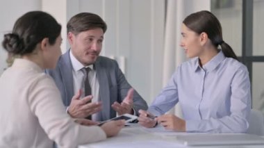 Çekici Erkek ve Kadın İş Adamları Ofiste Tartışıyor