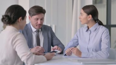 Neşeli Erkek ve Kadın İş Adamları Ofiste Tartışıyor