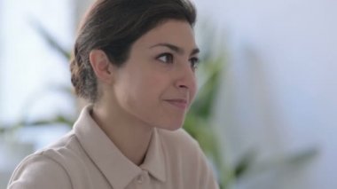 Çekici Hintli Genç İş Kadını Konuşması 'nı kapatın. 