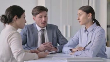 Ciddi Erkek ve Kadın İş Adamları Ofiste Otururken Konuşuyor