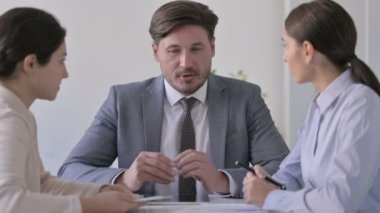 Erkek ve Kadın İş Adamları Ofiste Neşeli Sohbet Ediyor