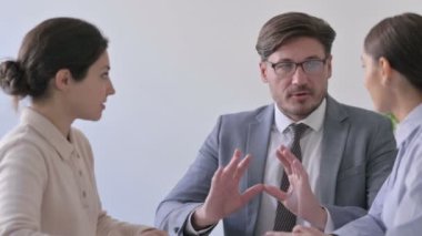 Ciddi Orta Çağ İş Adamı Karışık Irk İş Kadınlarıyla Konuşuyor