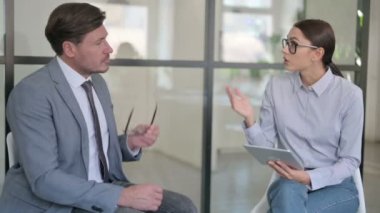 Öfkeli Orta Çağ İşadamı Danışmanlık Tabletindeki Genç Kadın