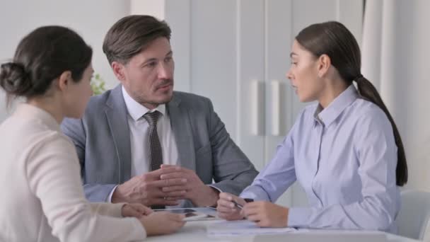 Männliche und weibliche Geschäftsleute führen ernsthafte Gespräche im Amt — Stockvideo