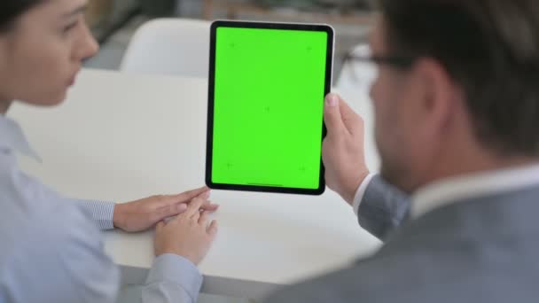 Pessoa de negócios masculina e feminina usando Tablet com tela Chroma verde — Vídeo de Stock