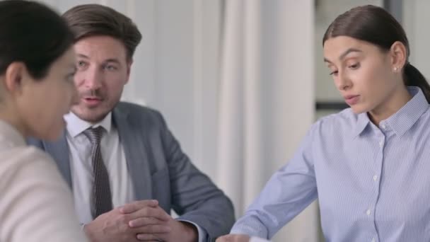 Близько чоловіків і жінок бізнес людей розмовляють в офісі — стокове відео