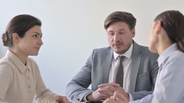Επαγγελματική άνδρες και γυναίκες επιχειρηματίες μιλώντας στο γραφείο — Αρχείο Βίντεο