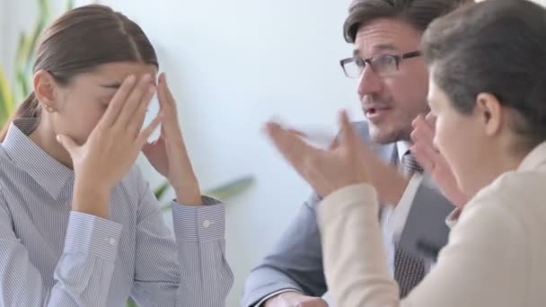 Hombre enojado y mujer de negocios persona regañando a su compañera femenina — Vídeos de Stock