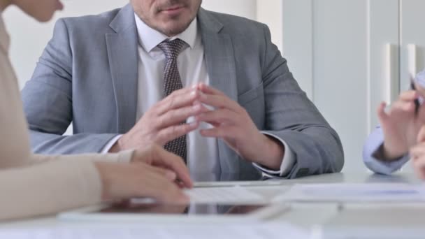 Közelkép a kéz a férfi és női üzletember beszél — Stock videók