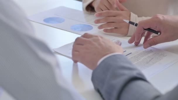 Close-up van Hands of Business People Documenten lezen, schrijven op papier — Stockvideo
