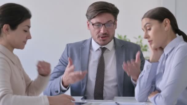 Wütender Geschäftsmann mittleren Alters schimpft auf weibliche Kollegen — Stockvideo