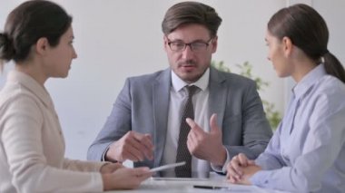 Orta Çağ İşadamı Karışık Irk İş Kadınlarıyla Konuşuyor