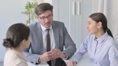 Ciddi Erkek ve Kadın İş Adamları Tartışıyor