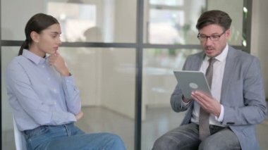 Tablet Danışmanıyla Orta Yaşlı Adam Genç Kadın Üzgünmüş