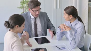 Öfkeli Orta Çağ İş Adamı Kadın Meslektaşlarıyla Konuşuyor