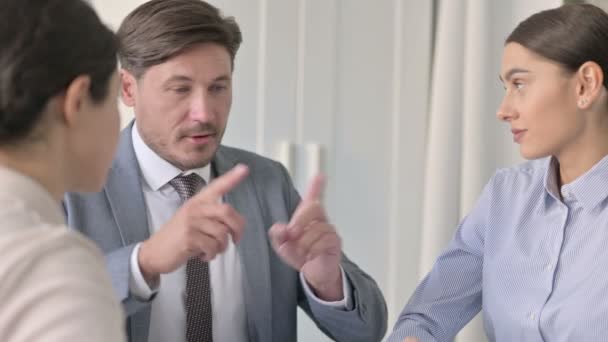 Ciddi Erkek ve Kadın İş Adamları Ofiste Konuşuyor — Stok video