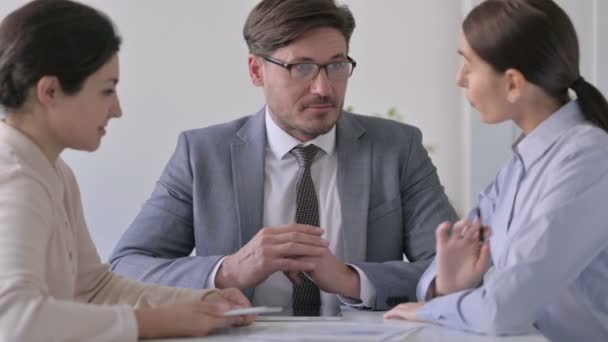 Männliche und weibliche Geschäftsleute unterhalten sich im Büro — Stockvideo