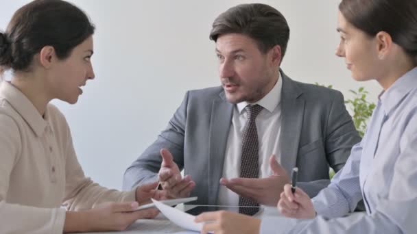 Gente seria de negocios masculina y femenina hablando en la oficina — Vídeos de Stock