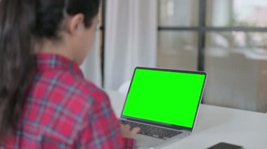 Yeşil Ekranlı Laptop kullanan Hintli Kadın
