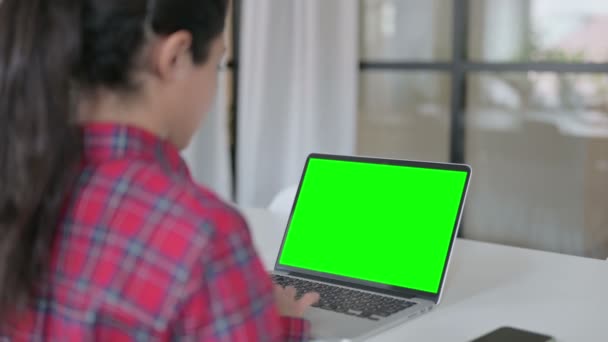 Indiase vrouw met behulp van laptop met groene scherm — Stockvideo