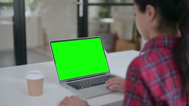 Indiase vrouw met behulp van laptop met groene scherm — Stockvideo