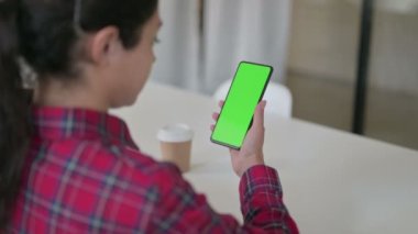 Hintli Kadın Krom Ekran ile Akıllı Telefon Kullanıyor 