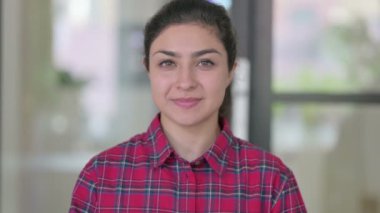 Hintli Kadın Portresi Başparmakları Gösteriyor 