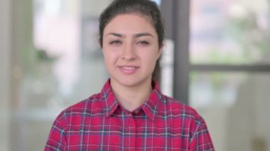 Kameraya gülümseyen Hintli Kadın Portresi 