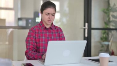 Dizüstü bilgisayar kullanırken Sırt Ağrısı Olan Hintli Kadın