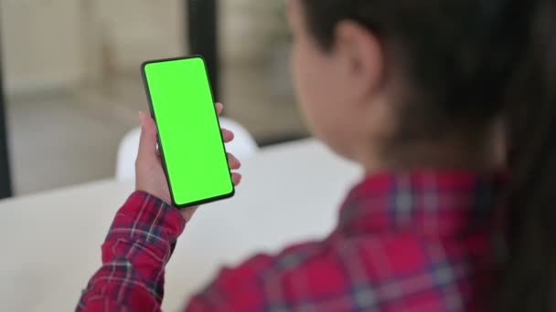 Индийская женщина с помощью смартфона с зеленым экраном — стоковое видео