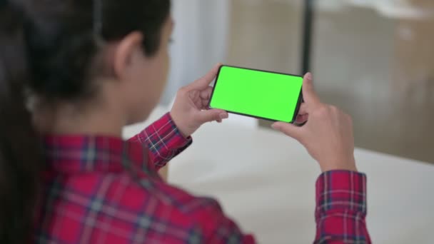 Mujer india mirando Smartphone con pantalla verde — Vídeo de stock