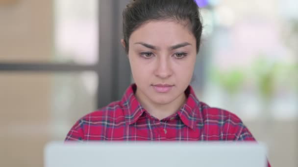 Közelkép indiai nő dolgozik Laptop — Stock videók