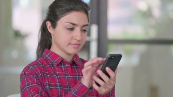 使用智能手机的年轻印度妇女 — 图库视频影像
