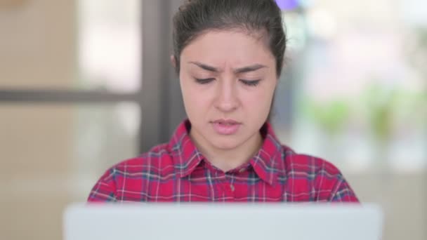 Κοντινό πλάνο της ινδικής γυναίκας που έχει πονοκέφαλο κατά τη χρήση Laptop — Αρχείο Βίντεο