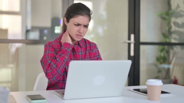 Indian Woman having Neck Pain gépelés közben Laptop — Stock videók