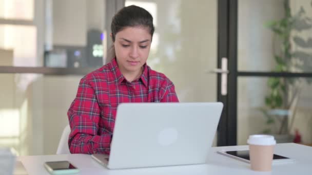 Mulher indiana Pensando ao usar Laptop — Vídeo de Stock
