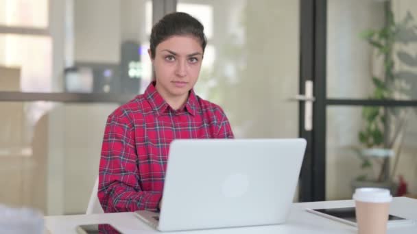 Indiai nő Laptop Érzés Sokkolt Modern Office — Stock videók
