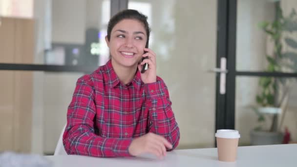Indická žena mluví na smartphonu — Stock video