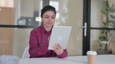 Hintli Kadın Tabletten Video Çağrısı Yapıyor 