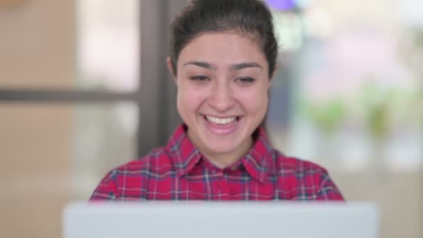 Κοντινό πλάνο του ινδική γυναίκα μιλώντας σε βίντεο κλήση στο φορητό υπολογιστή — Αρχείο Βίντεο
