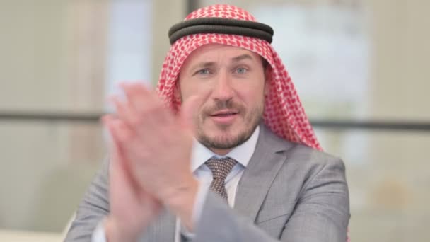 Porträtaufnahme eines glücklichen arabischen Geschäftsmannes mittleren Alters, der klatscht und applaudiert — Stockvideo