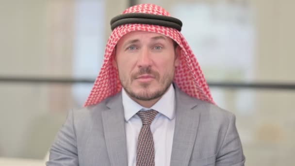 Portret średniowiecznego arabskiego biznesmena celującego w kamerę — Wideo stockowe