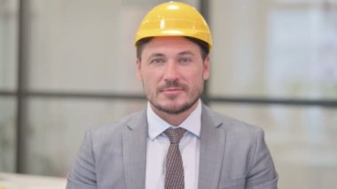 Orta Çağ Mühendisi 'nin Portresi Parmak ile Tamam İmzasını Gösteriyor