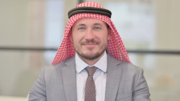 Portrét středověkého arabského podnikatele ukazující tvar srdce rukou — Stock video