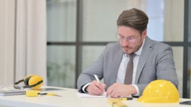 Kağıda yazarken Orta Çağ Mühendisi Hayal kırıklığına uğruyor